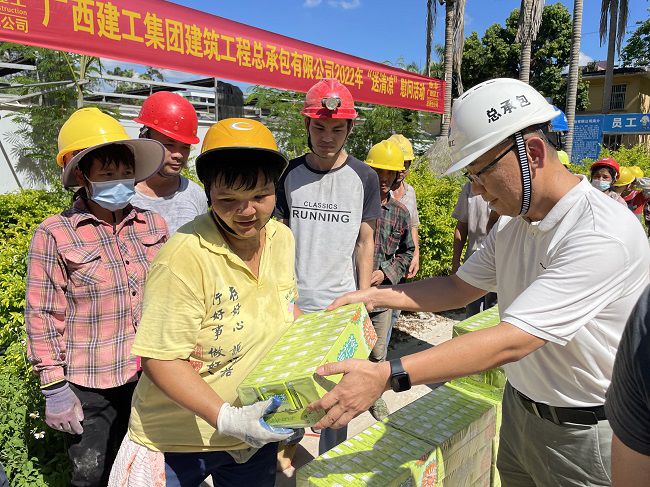 （修圖）陸烜為工人發(fā)放清涼慰問品。容芝雅 攝.jpg